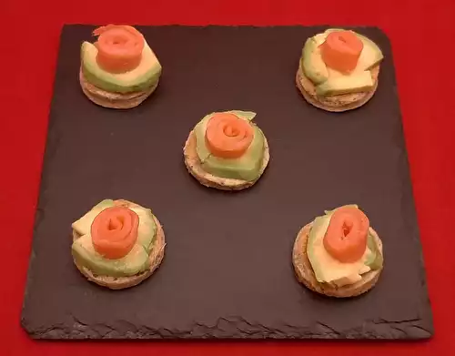 Blinis avocat saumon fumé. Une recette de toasts colorés pour l'apéritif