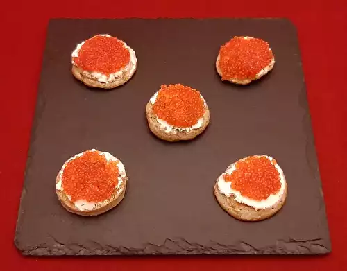 Blinis œufs de lompe. Une recette de toasts à servir lors d'un apéro.