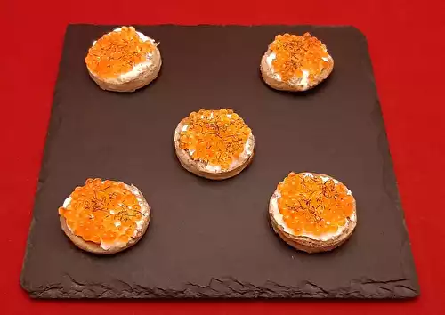 Blinis œufs de truite. Une recette de toasts à servir lors d'un apéritif.