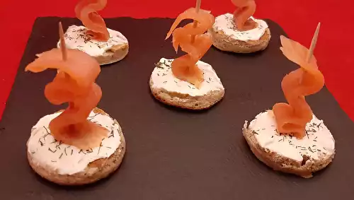 Blinis saumon fumé et fromage frais (Boursin, St Môret, Kiri). Une recette de canapés pour l'apéro.