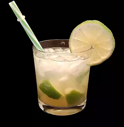 Caipirinha. Une recette de cocktail avec du cachaça pour Nouvel An.