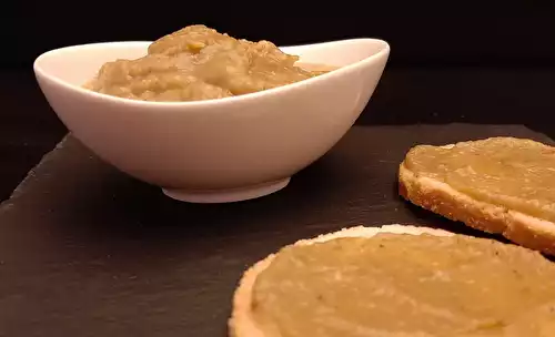 Caviar d'aubergine. Une recette méditerranéenne pour faire de bons toasts à Noël.