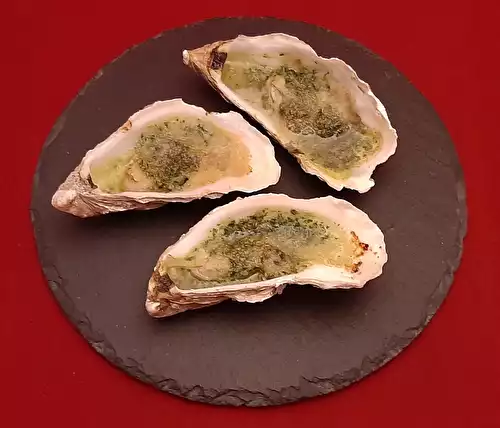 Huîtres au four beurre persillé. Une recette d'entrée chaude pour Noël.