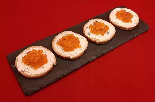 Œufs de saumon apéro. Une recette de toasts au fromage frais (Boursin, St Môret, Kiri)