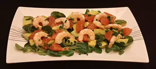 Salade de crevettes, avocat et pamplemousse rosé. Une recette colorée pour une entrée festive.