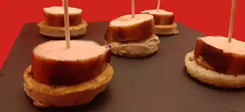 Toasts au boudin blanc. Une recette originale de blinis pour l'apéro de Noël.