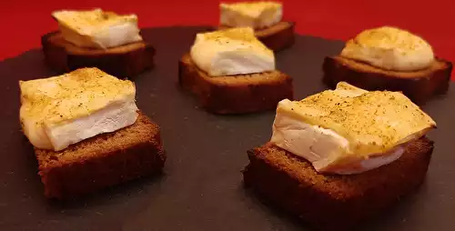 Toasts pain d'épices au camembert. Une recette pour l'apéro de Noël.