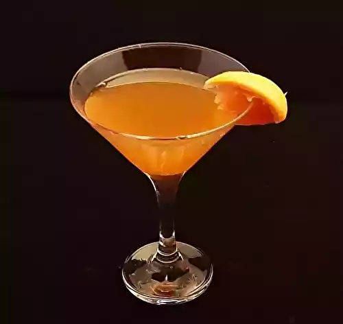 Coupe de champagne au fruit. Une recette de cocktail avec angostura et pamplemousse rosé