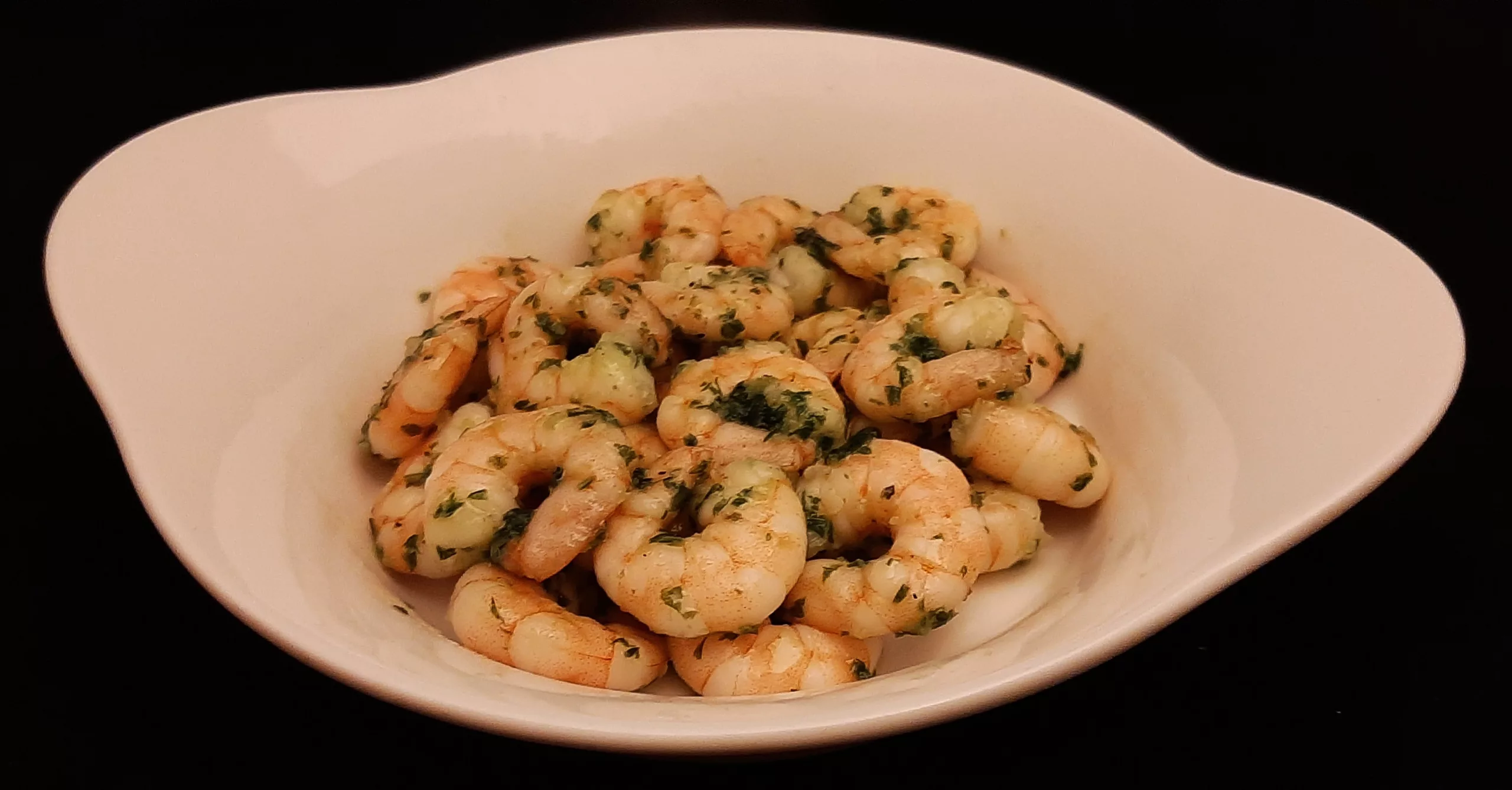 Crevettes sautées au beurre d'escargot. Une recette avec de l'ail et du persil pour une entrée chaude.