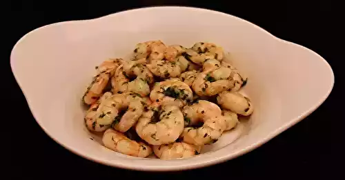 Crevettes sautées au beurre d'escargot. Une recette avec de l'ail et du persil pour une entrée chaude.