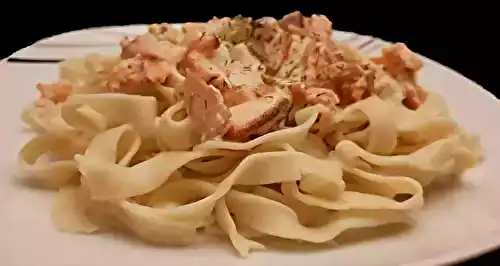 Tagliatelles au saumon frais. Une recette italienne avec des pâtes fraîches.