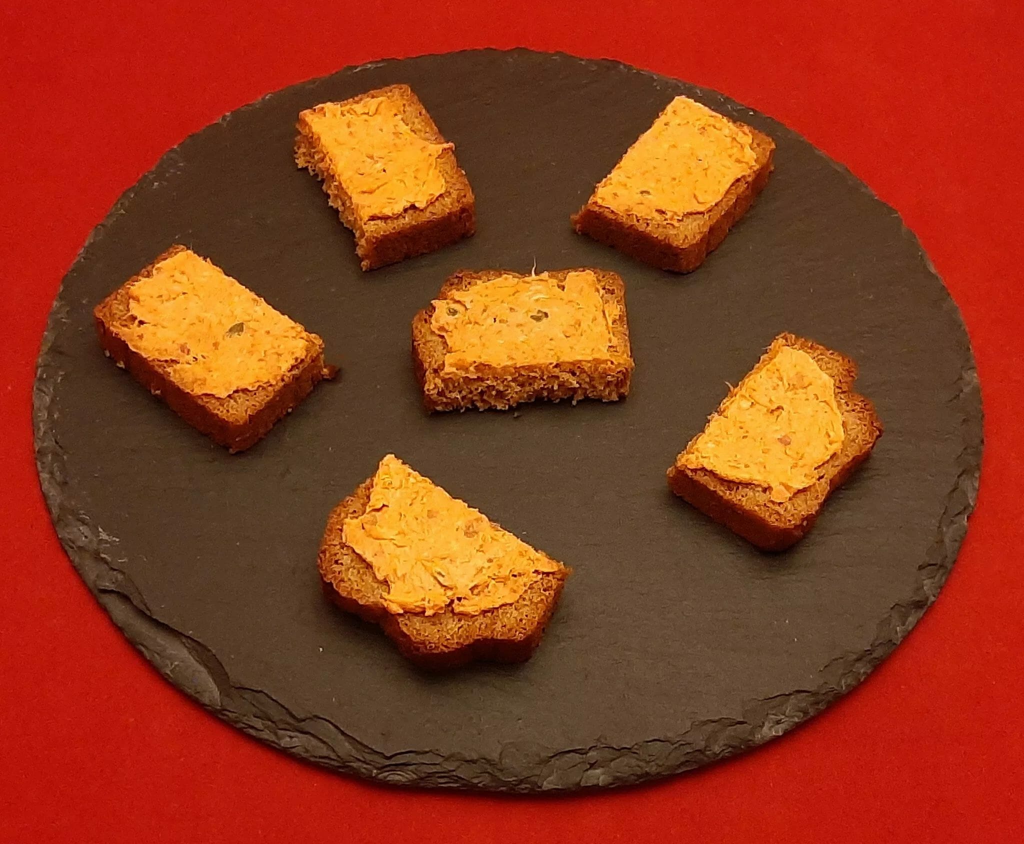 Toasts pain d'épices au chorizo. Une recette originale et économique pour l'apéro.