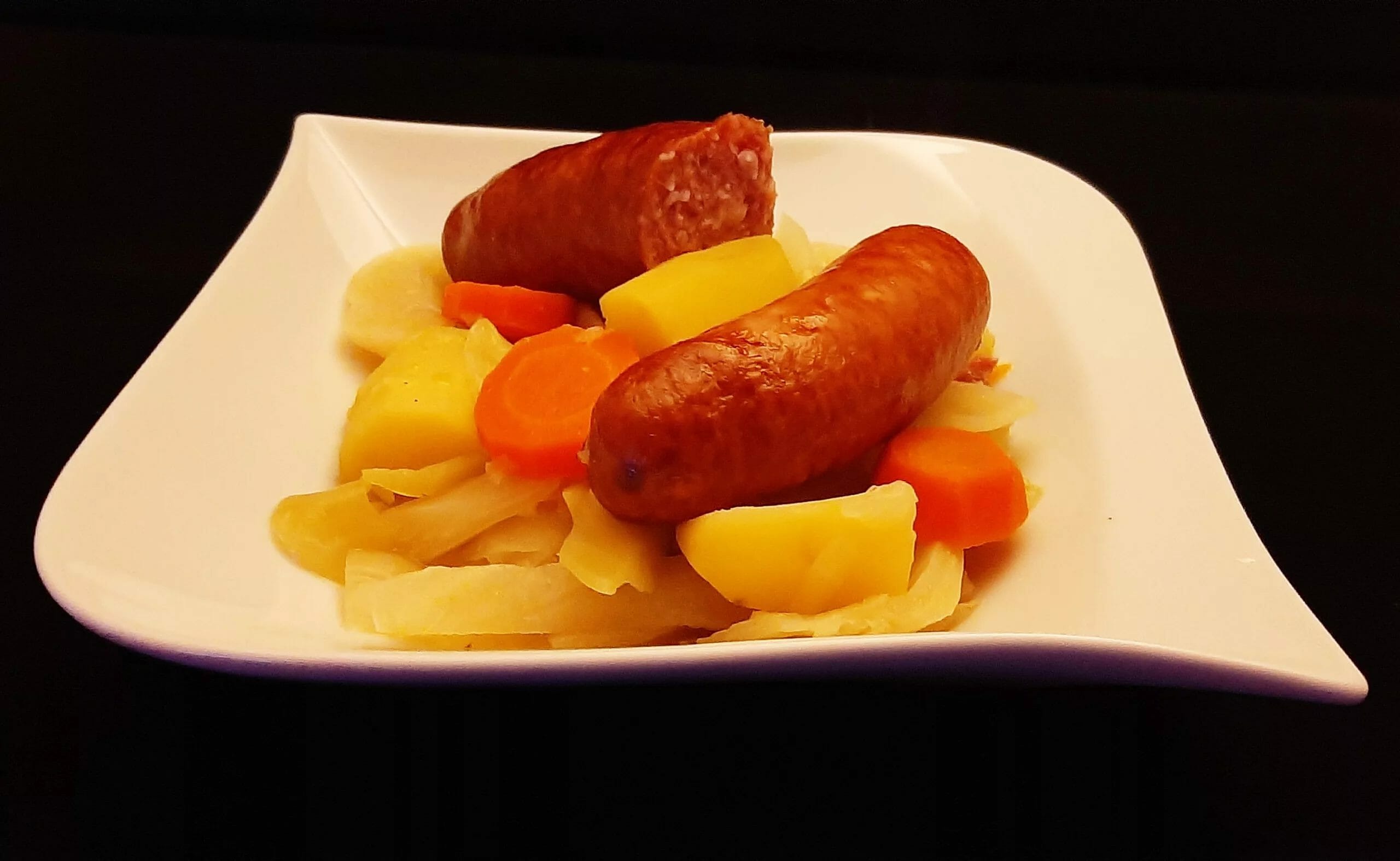 Potée au chou blanc et saucisses de Montbéliard. Une recette parfaite en hiver.