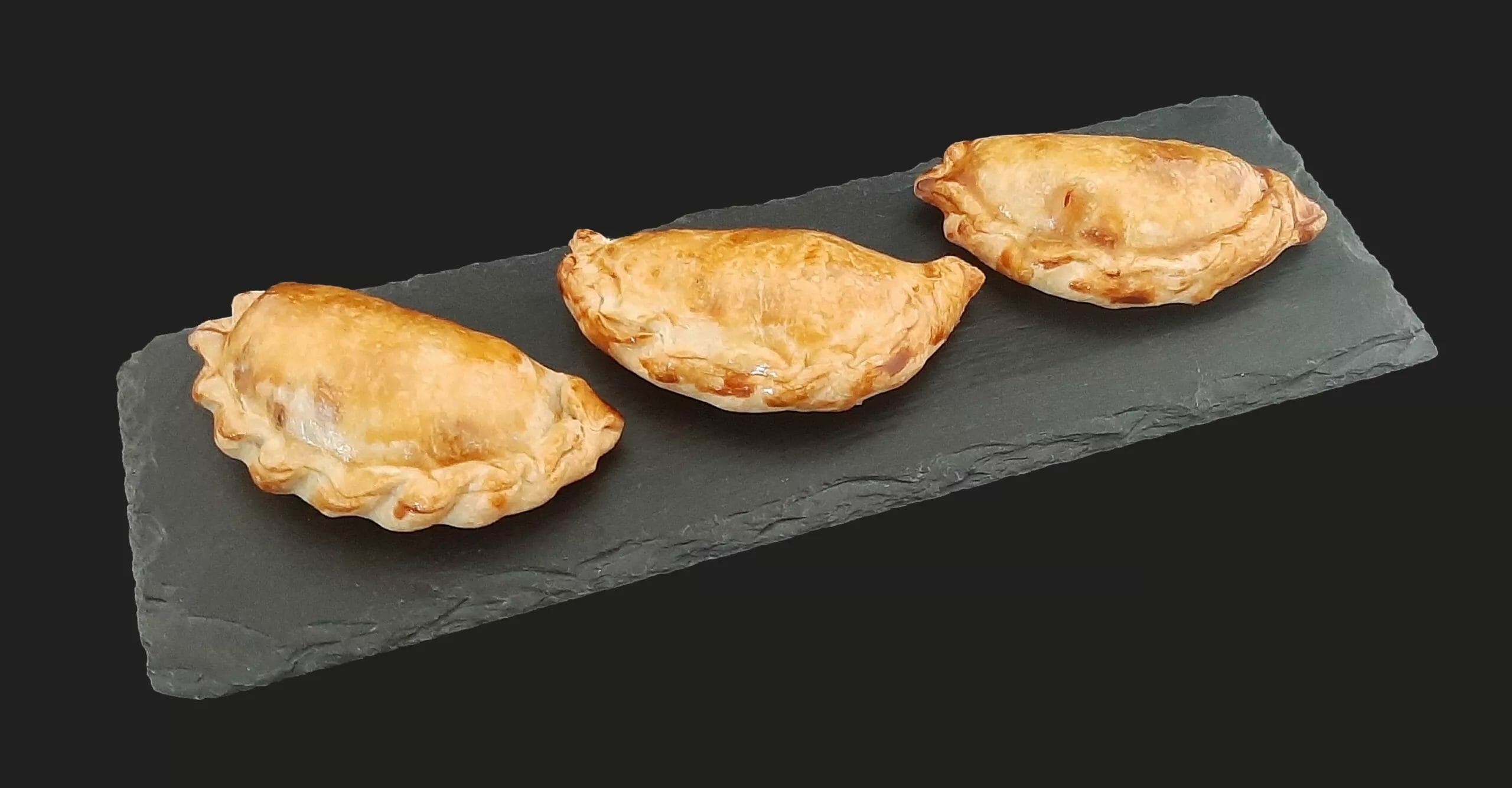 Empanadas au thon. Une recette de petits chaussons chauds et gourmands