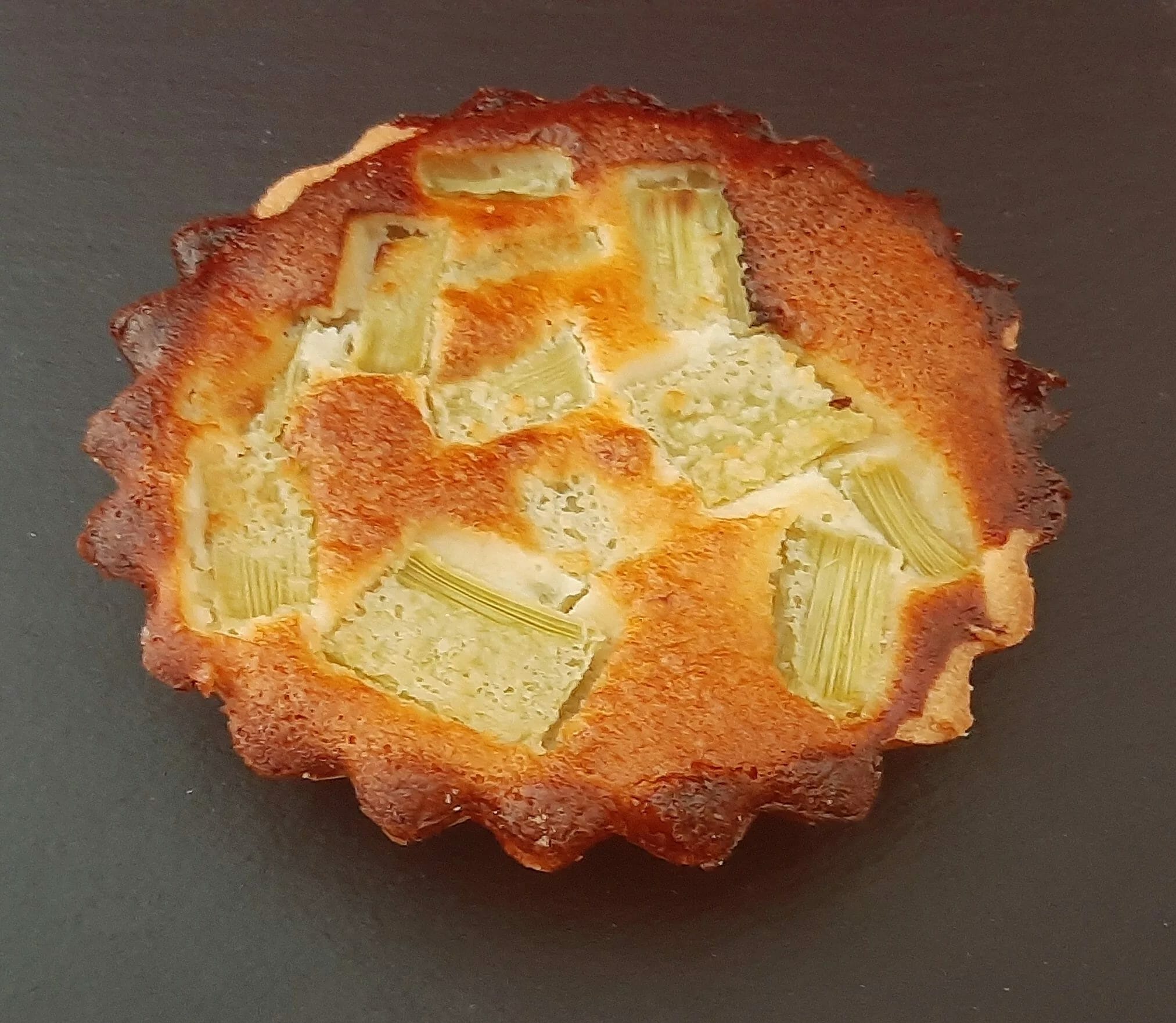 Découvrez ma recette des tartelettes à la rhubarbe pour un dessert frais et acidulé !