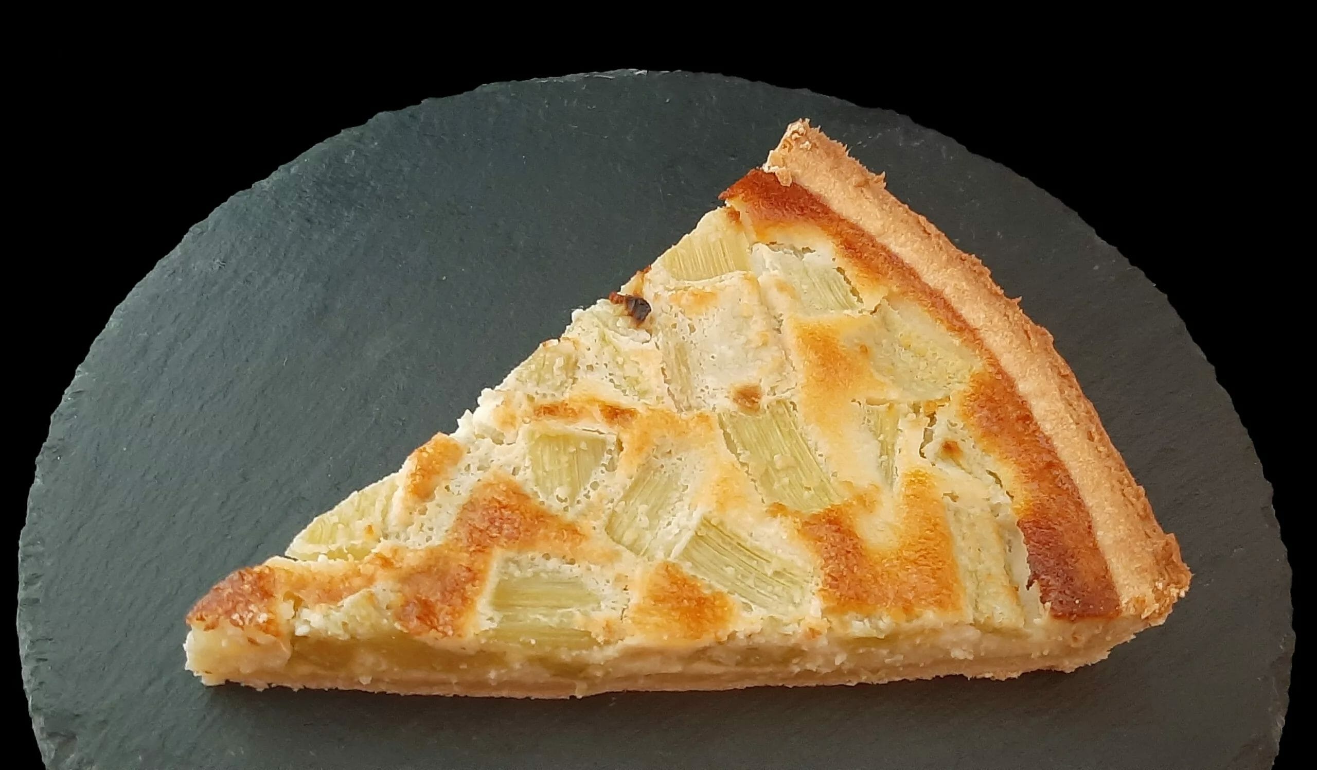 Tarte à la rhubarbe et poudre d'amandes. Une recette gourmande peu sucrée !