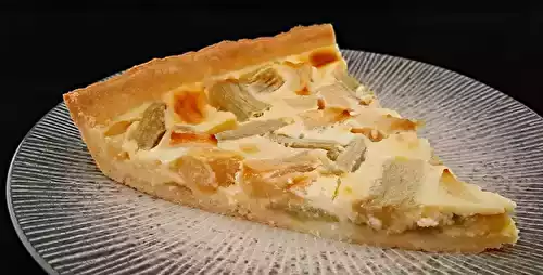 Tarte aux pommes et rhubarbe. Une recette gourmande pour le dessert.