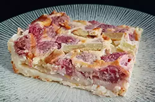 Clafoutis à la rhubarbe et aux framboises. Une recette de dessert gourmand !