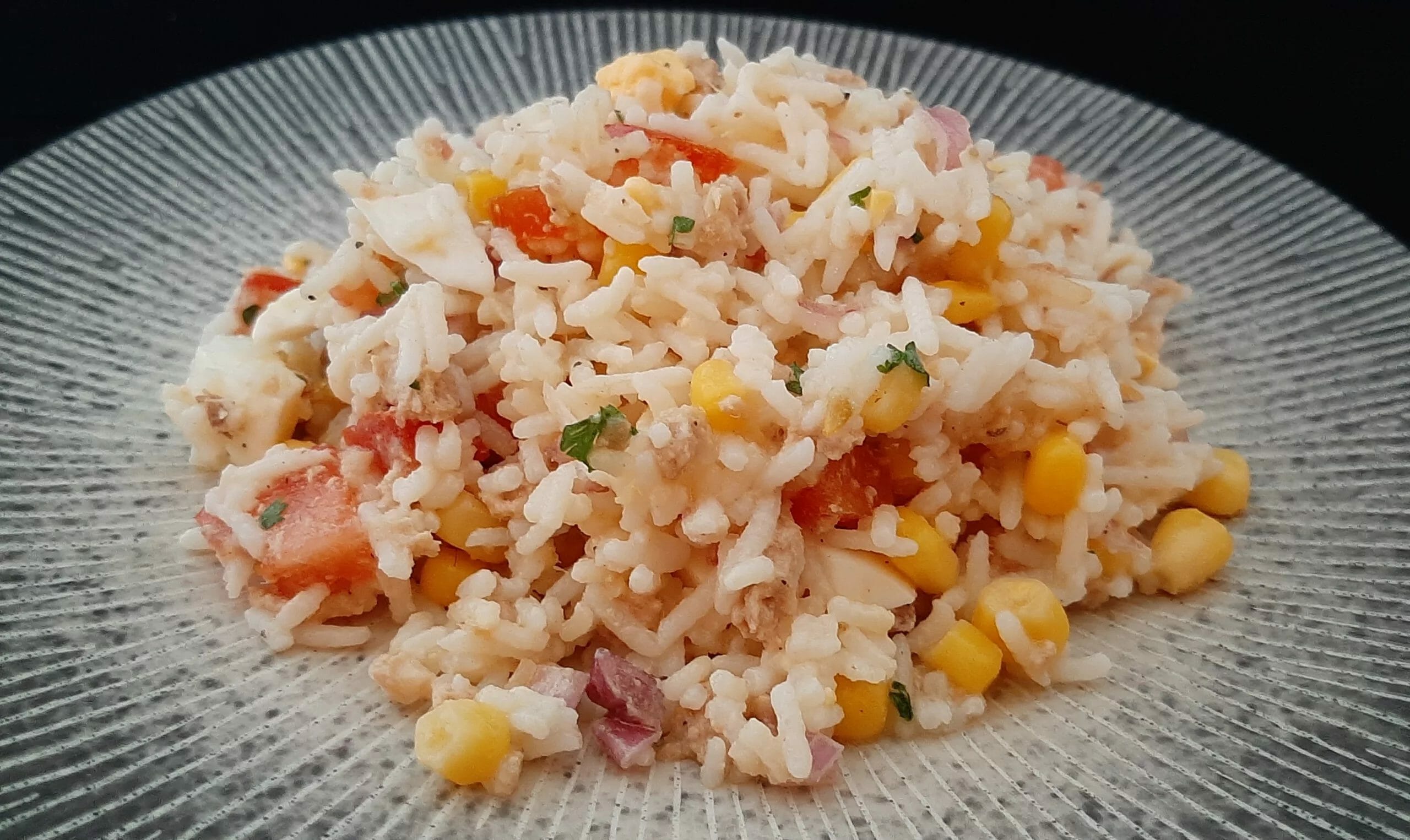 Comment préparer une salade froide de riz au thon, tomates et maïs ?