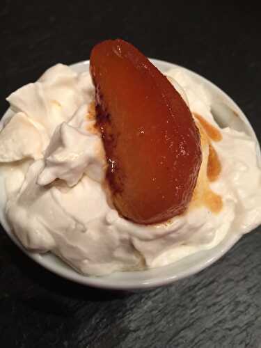 Pommes au caramel et chantilly à la vanille