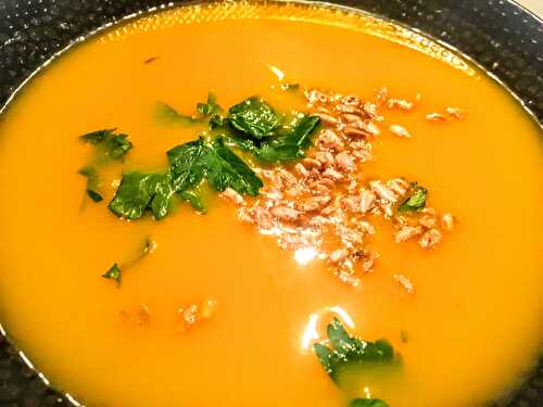 Soupe de patate douce aux graines de tournesol et aux épices