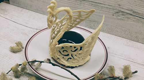 BLACK AND WHITE SWANS entremet chocolat/ caramel en coque chocolat blanc