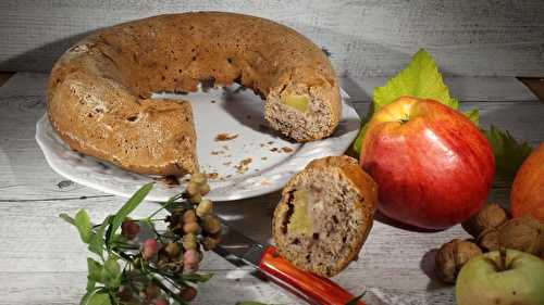 Gâteau couronne aux noix et pommes