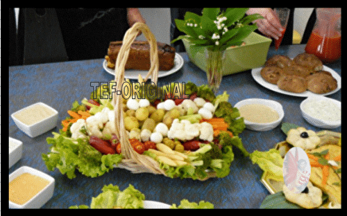 PANIER DE CRUDITE SAUCE AU YAOURT ANCHOIADE