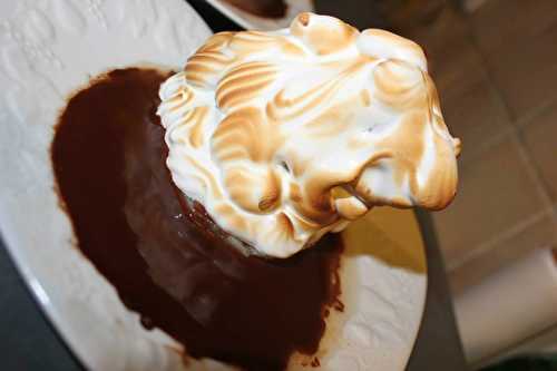 POIRE EN MERINGUE SUR SON LIT DE CHOCOLAT poire en meringue sur son lit de chocolat