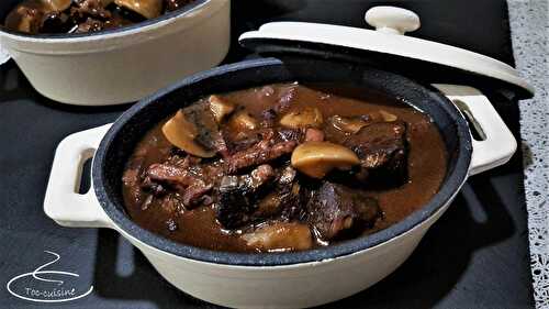 Boeuf mijoté au vin rouge aux lardons, champignons, et à la tomate