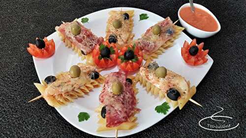 Brochettes de pâtes Penne Rigate façon pizza et son coulis de tomate