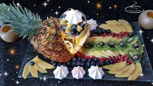 Découpe originale d'ananas pour plateau festif de fruits