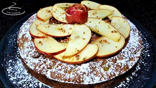 Gâteau aux pommes et pralin, sirop de caramel et calvados