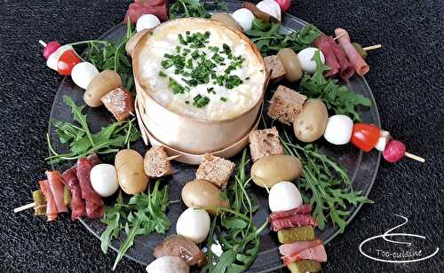 Mini brochettes charcuterie/légumes au mini Mont d'Or - toc-cuisine.fr