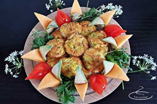 Mini-omelettes de courgettes et frites allumettes au four, roquette, tomate et melon