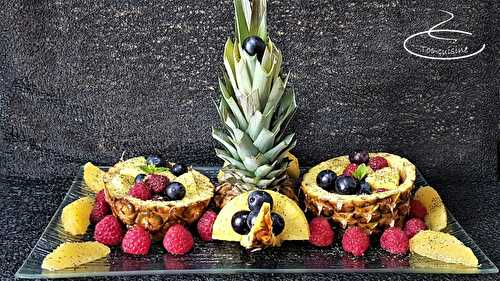 Nouvelle découpe d'ananas pour composition plateau de fruits