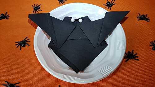 Pliage de serviette en chauve-souris vampire pour Halloween - toc-cuisine.fr