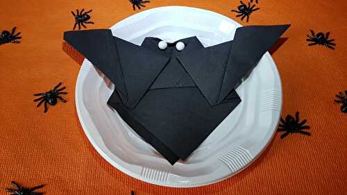 Pliage de serviette en chauve-souris vampire pour Halloween