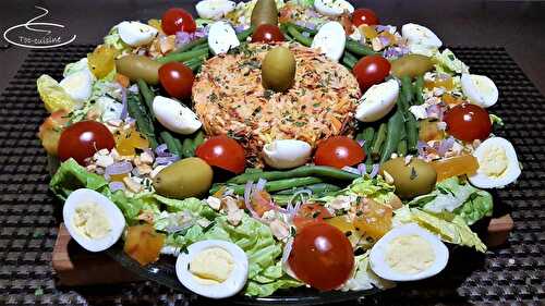 Salade complète composée  : crudités, légumes et oeufs de caille
