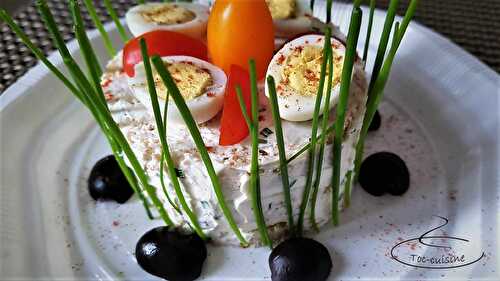 Sandwich cake salé estival sans cuisson : tomate, avocat, fromage, olive et oeuf