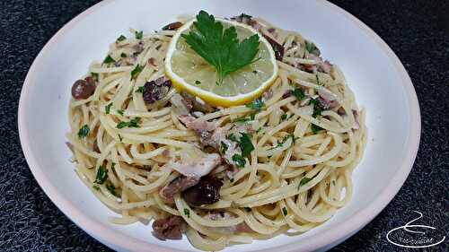 Spaghetti aux sardines, câpres et olives noires