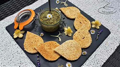 Tartinade d'avocat, olives, anchois et câpres