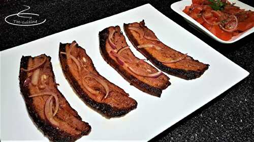 Tranches de poitrine de porc marinées à l'huile de noix, pulpe de tomates au grill - toc-cuisine.fr