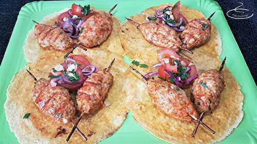 Keftas de poulet sur tortillas et son accompagnement de tomates et oignons rouges en vinaigrette