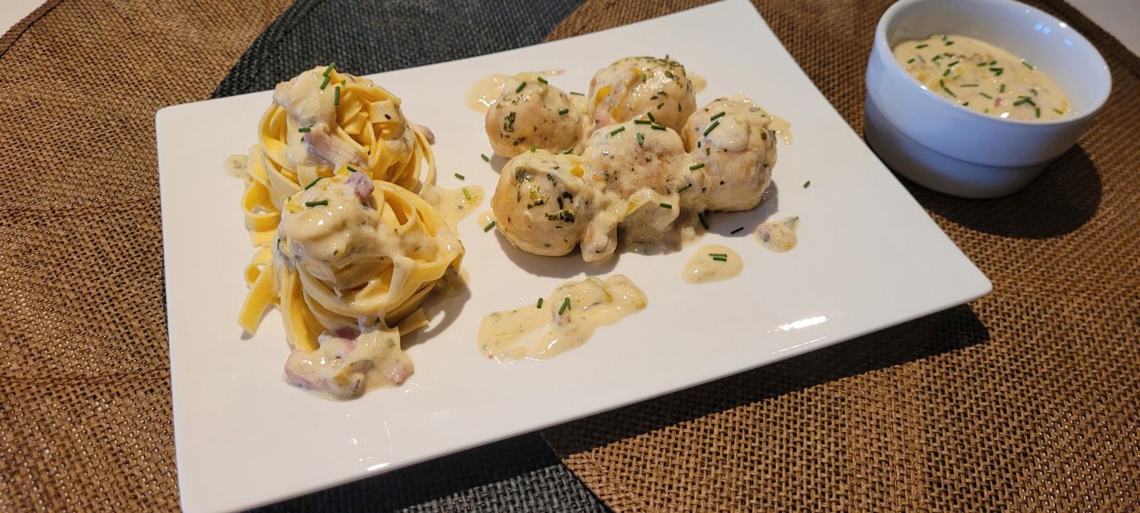 Boulettes de poulet sauce crémée au vin blanc et lardons