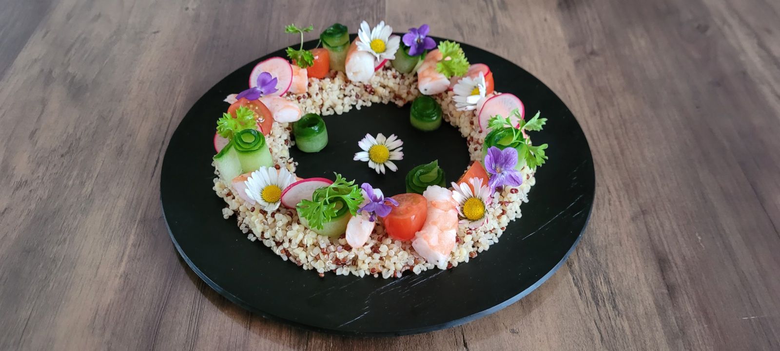 Couronne printanière de quinoa, gambas et crudités 