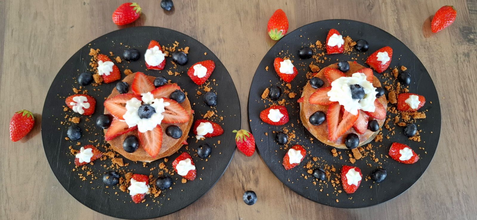 Mille-feuilles express de fraises et myrtilles en feuilles de brick