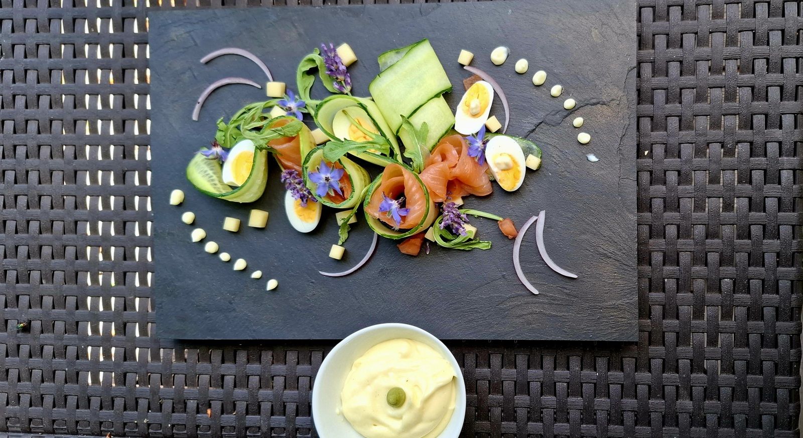 Assiette estivale de duo de saumon fumé / concombre à  la mayonnaise maison au wasabi