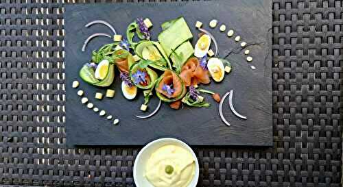Assiette estivale de duo de saumon fumé / concombre à  la mayonnaise maison au wasabi