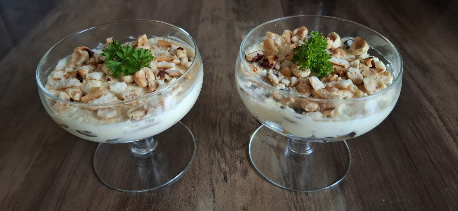 Verrines de champignons de Paris, crème de parmesan et éclats de noisettes